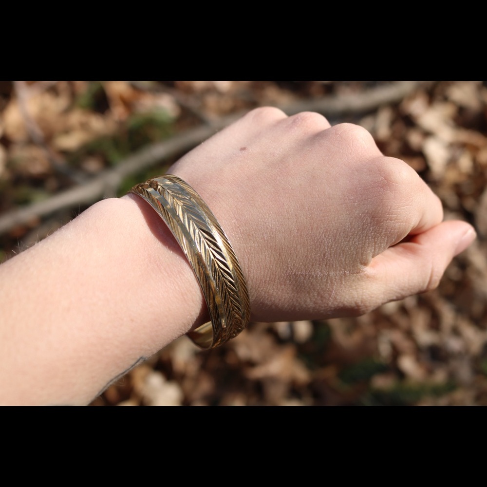 Gold Plated Feather Pattern Bangle Golden Metal Costume Jewelry Simple Bracelet